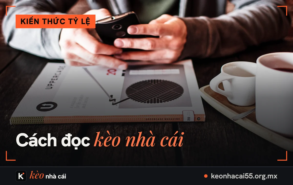 Cách đọc kèo nhà cái: hai tay cầm điện thoại trên bàn