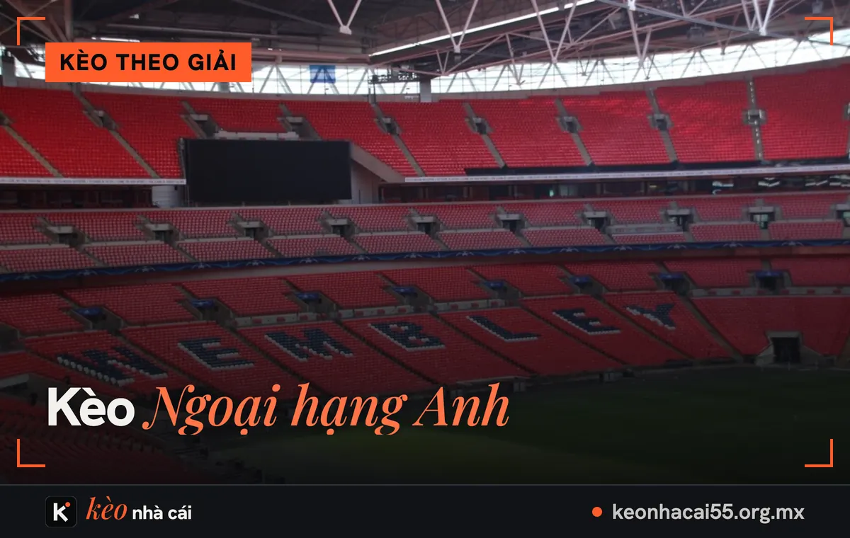 Kèo Ngoại hạng Anh: khán đài ghế đỏ nhìn chéo xuống mặt cỏ