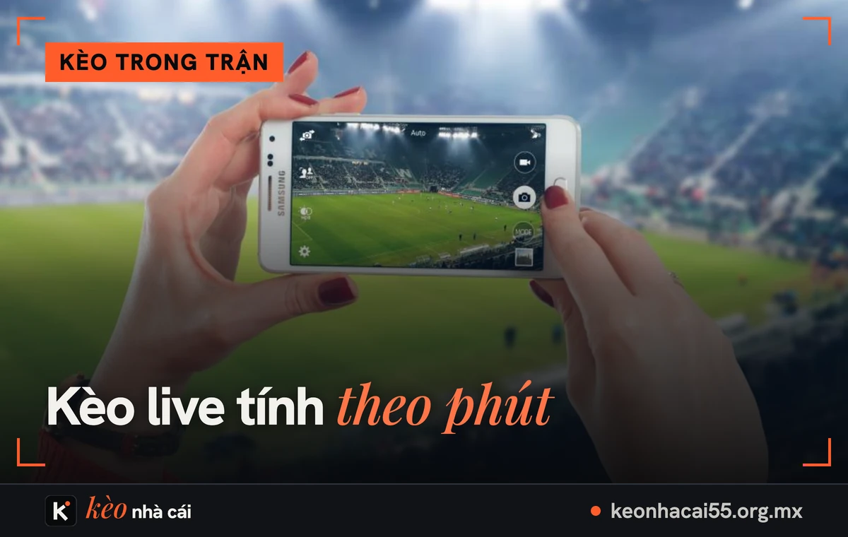 Tay cầm điện thoại theo dõi trận đang đá, khác kèo nhà cái trực tiếp với kèo trước trận