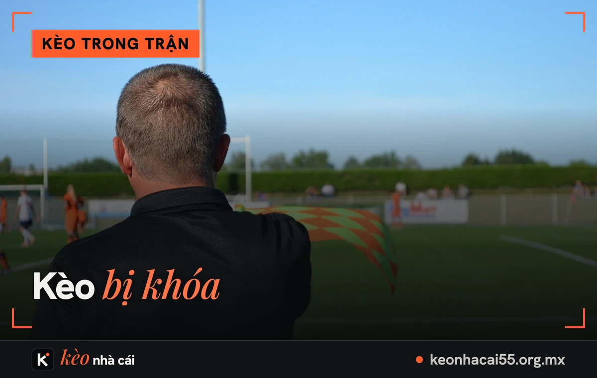 Kèo bị khóa: trợ lý trọng tài cầm cờ bên đường biên