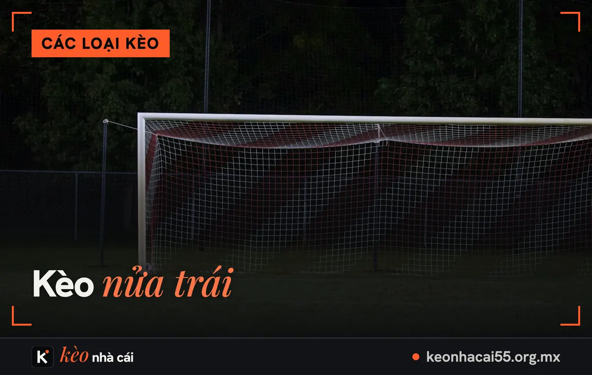 Kèo nửa trái: khung thành sọc đỏ trắng trên sân ban đêm