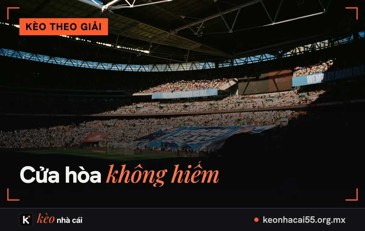 Sân vận động nhìn từ góc khán đài tối, thể thức mùa 2026/27 của kèo Serie A