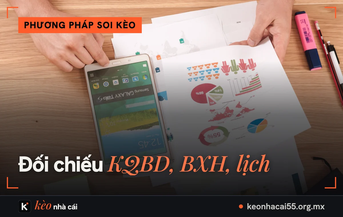 Hai tay xem bảng số liệu in và máy tính bảng, nguồn dữ liệu cho phương pháp soi kèo