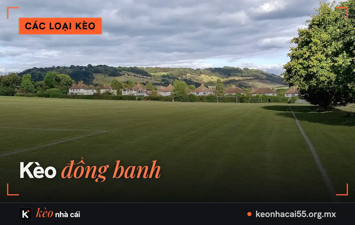 Kèo đồng banh: mặt sân cỏ kẻ vạch trắng dưới trời xanh