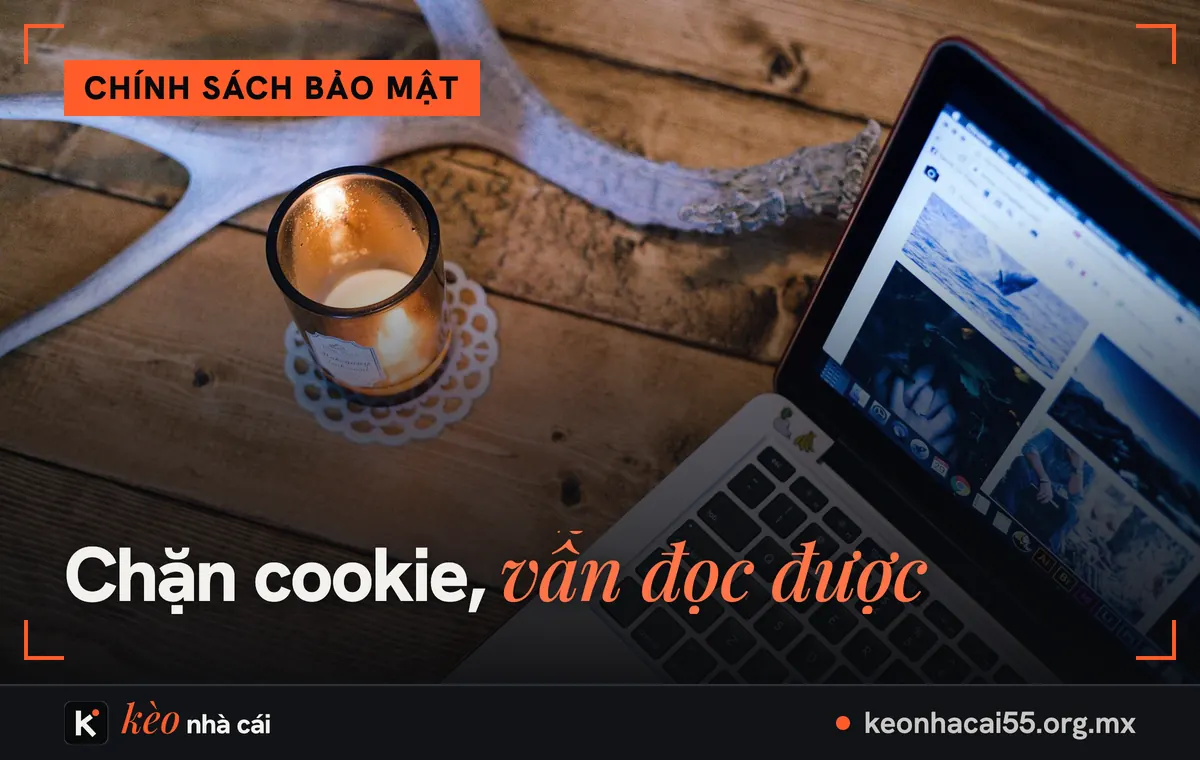 Máy tính xách tay mở trình duyệt trên bàn gỗ, cookie trong chính sách bảo mật